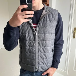 Bondelid väst  - Inga defekter! Modellen är 180,75 kg och bär M. Kom med frågor 😊