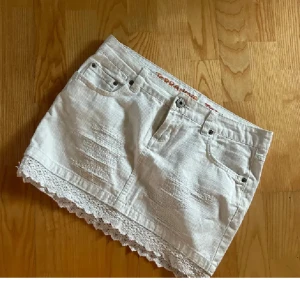 Vit jeanskjol  - snygg vit jeanskjol från terranova, i storlek S!💗