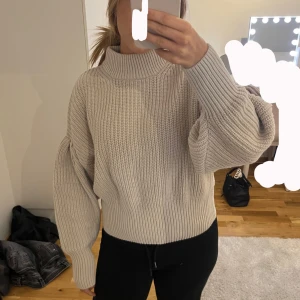 Beige stickad polotröja från H&M - Jag säljer en beige stickad polotröja från H&M i storlek S. Tröjan har bred ribbstickning, hög krage och långa, lite puffiga ärmar. Perfekt för lager-på-lager under höst och vinter. Snygg till både jeans och kjol. Håller värmen bra! 😊💗