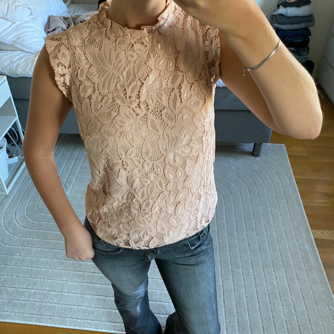 Rosa spetsblus med volangärm - 1