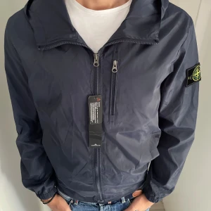 Stone island windbreaker  - Sprillans ny Stone island windbreaker! Nyskick, storlek S!M! Vid minsta fundering kontakta oss ✔️