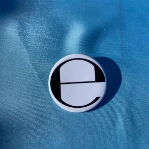 ECCO2K - e - pin - 1st pin med ”e” motiv. Alla GTB/SBE beställningar kommer med foto + drainbabt sticker. Alla beställningar kommer med freebies