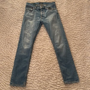 Blå jeans från Nudie Jeans Co - Säljer min brorsas ljusblå jeans från Nudie jeans Co. Använda flera gånger men är i bra skick. Säljer för 250kr. 