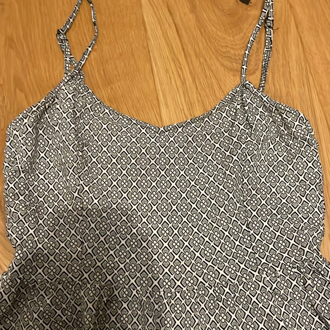 Svartvit kort sommarklänning med mönster - 3