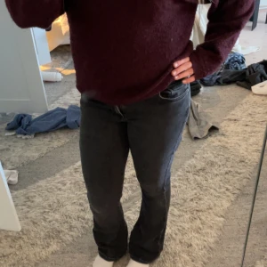 Svarta bootcut jeans - Snygga svarta bootcut jeans från bikbok. Töjbart material som knappt är använda.