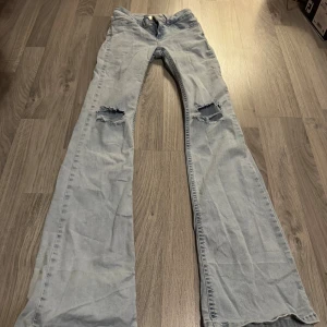 Bootcut jeans från Nelly - Ljusblå bootcut jeans från Nelly i storlek 32 normal längd använd 2-3 gånger. Pris kan diskuteras och skriv om frågor 💕