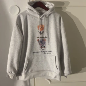 Grå hoodie Polo Bear Ralph Lauren - Riktigt snygg Ralph lauren tröja med den klassiska björnen på, hör av er vid frågor.