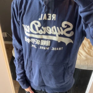 Superdry hoodie - Superdry hoodie - Blå - Storlek: Large - Bra skick, minimalt hål vid fickan men inget som märks vid användning - Nypris: 949kr - Mitt pris: 399kr - hör av dig vid funderingar 💫