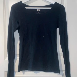 Svart Långärmad T-shirt  - Säljer en enkel och klassisk svart långärmad t-shirt från Lager 157 i storlek XS. Perfekt basplagg som funkar till allt och är ett måste i garderoben.  Vänligen läs min bio innan du gör ett köp; där hittar du bland annat information om leveransprocessen med mera 😊  #Lager157 #SvartTshirt #Långärmad #Basplagg #KlassiskLook #StorlekXS #MustHave #Stilren #WardrobeEssential .