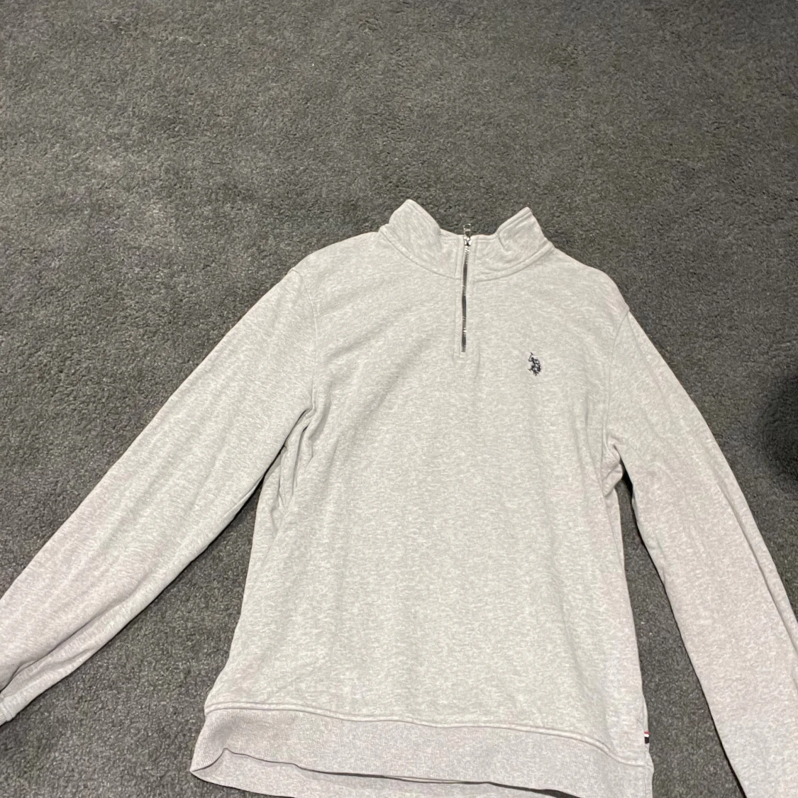 Ljusgrå långärmad tröja från U.S Polo ASSN. Ralph Lauren