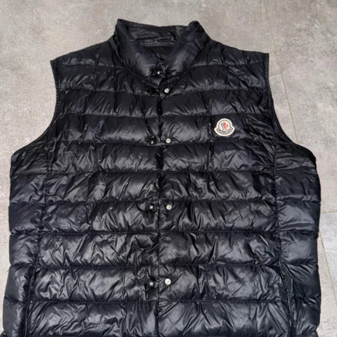 Svart dunväst från Moncler