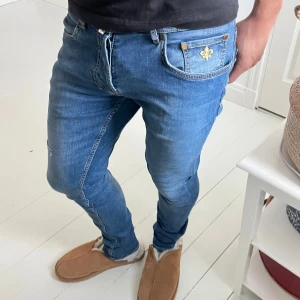 Morris jeans Steve satin jenss - Morris jeans Steve.  inga större defekter. Storlek W31 L34. Mått, Breden 40 cm längden  107  cm. Modellen är 180,75 kg Kom med frågor 😊