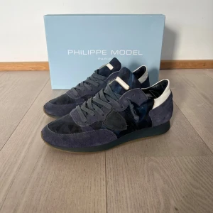 Philippe model skor - Säljer nu dessa Philippe model trainers i storlek 41| Skick 9/10 väldigt bra skick inte använda mycket| Skriv vid funderingar|