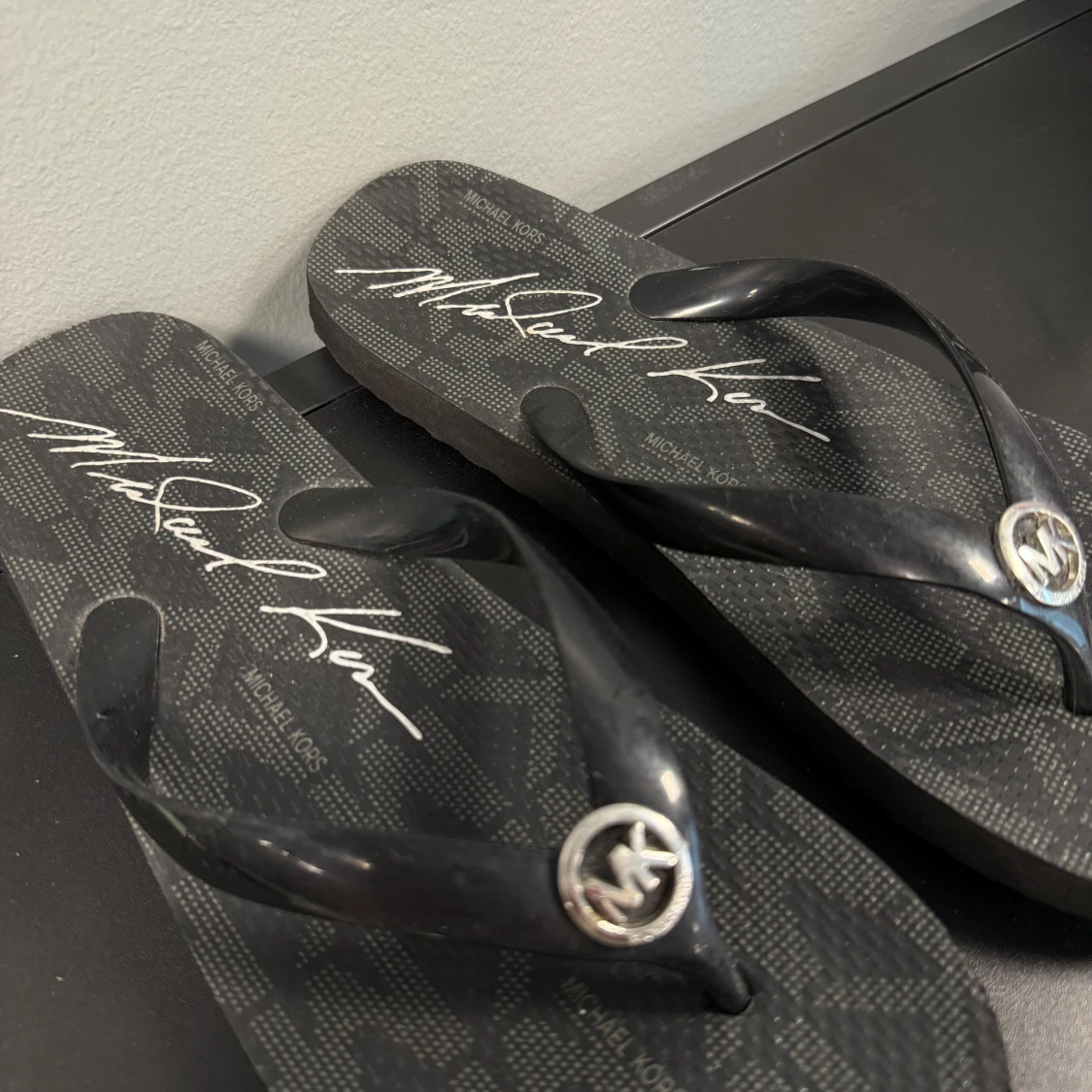 Svarta flip-flops från Michael Kors - 1