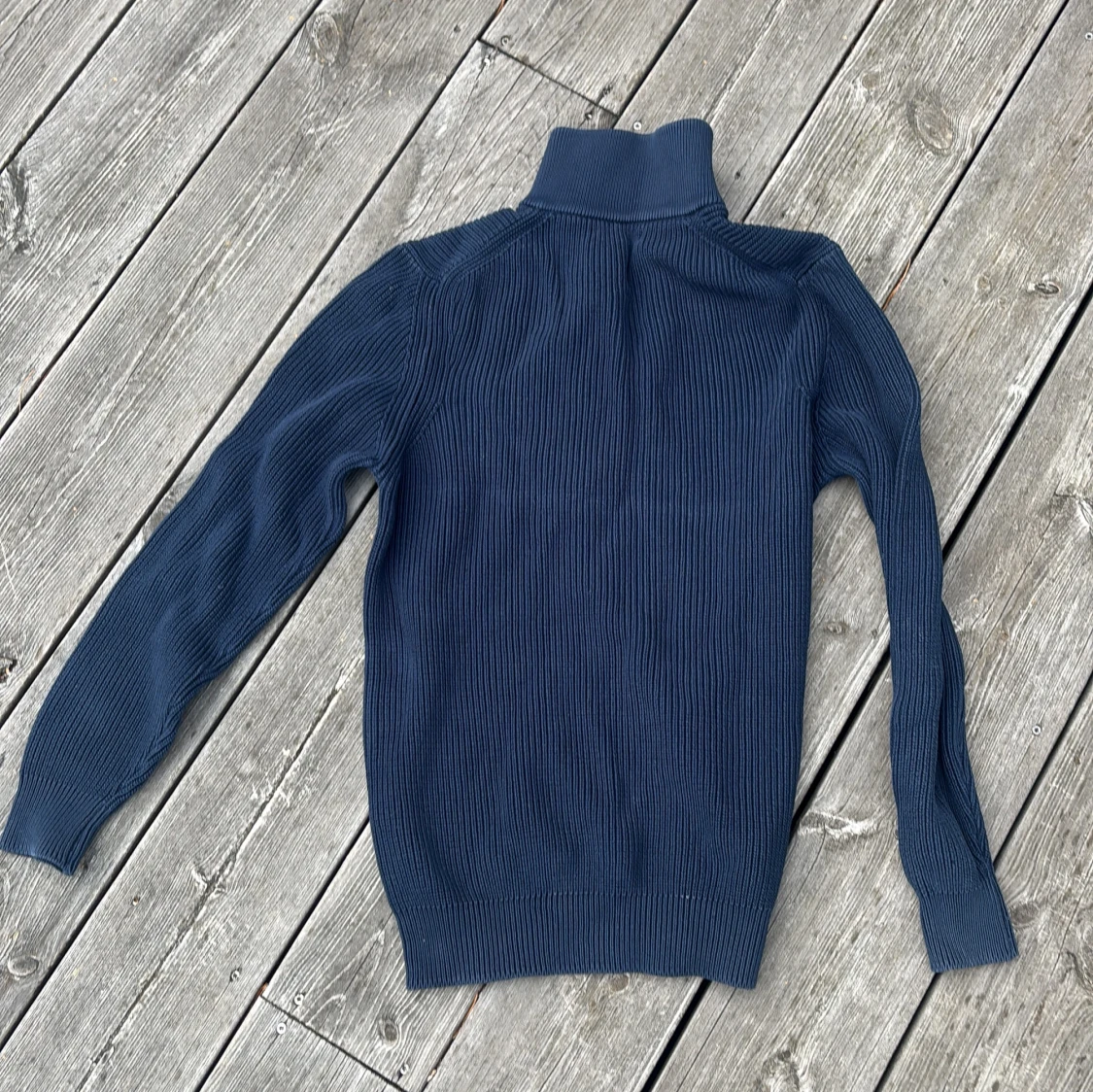 Mörkblå stickad tröja med half zip - 1