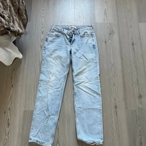Ljusblå raka lågmidjade jeans  - Ett par ljusblåa raka jeans med låg midja från Gina Tricot. Använda men i mycket bra skick! 