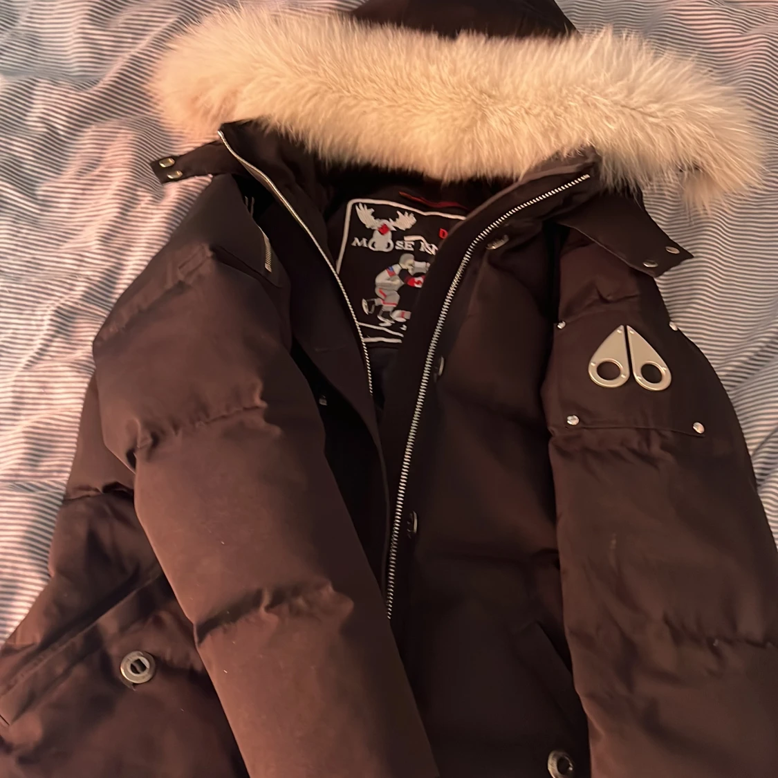 Moose Knuckles dunjacka med pälskrage - 4