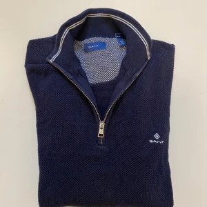 Marinblå gant halv zip M - Marinblå stickad Gant half zip //  Storlek M //  Mycket bra skick endast liten slitning på ryggen som syns på sista bilden //  Skriv vid minsta fråga eller fundering💯🤝
