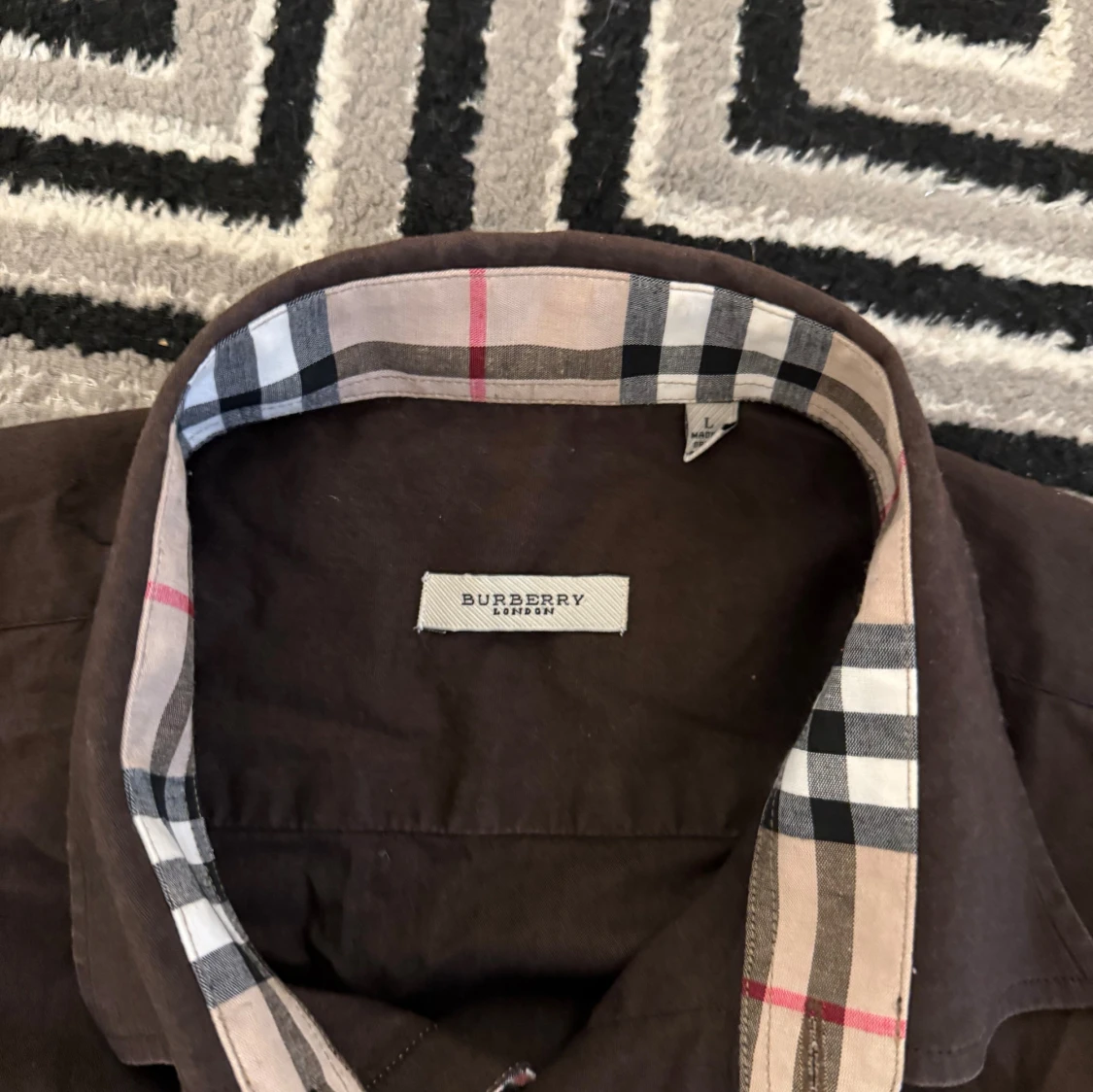 Brun Burberry skjorta med rutiga detaljer - 1