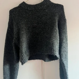 Stickad tröja - Grå stickad tröja från hm i mörk grå, används inte 🫶