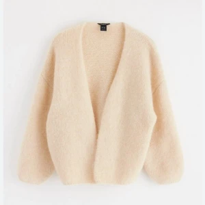 Kofta  - Mysig kofta från Lindex,  defekterna är ett litet hål i ena ärmen och lite urtvättade, pris går såklart att diskutera😇