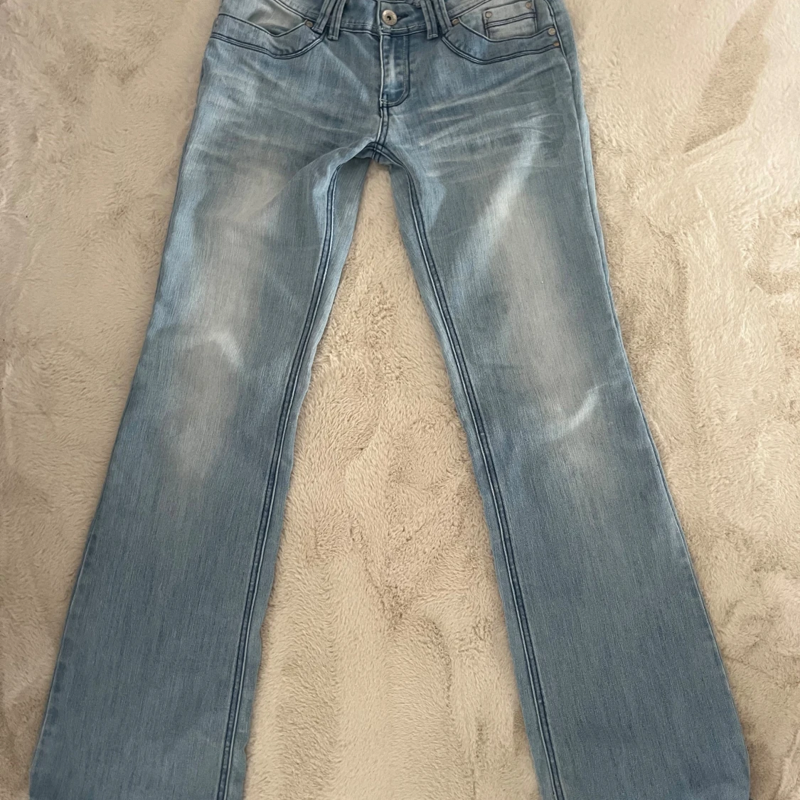 Ljusblå lågmidjade och utsvängda jeans - 2