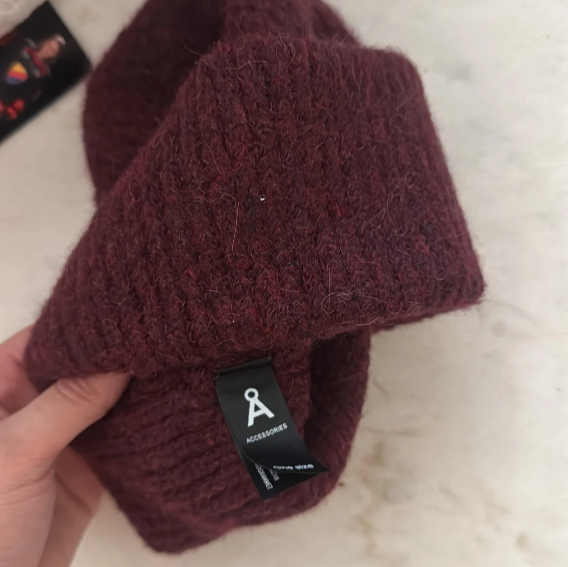 Vinröd stickad mössa från Åhléns - 1