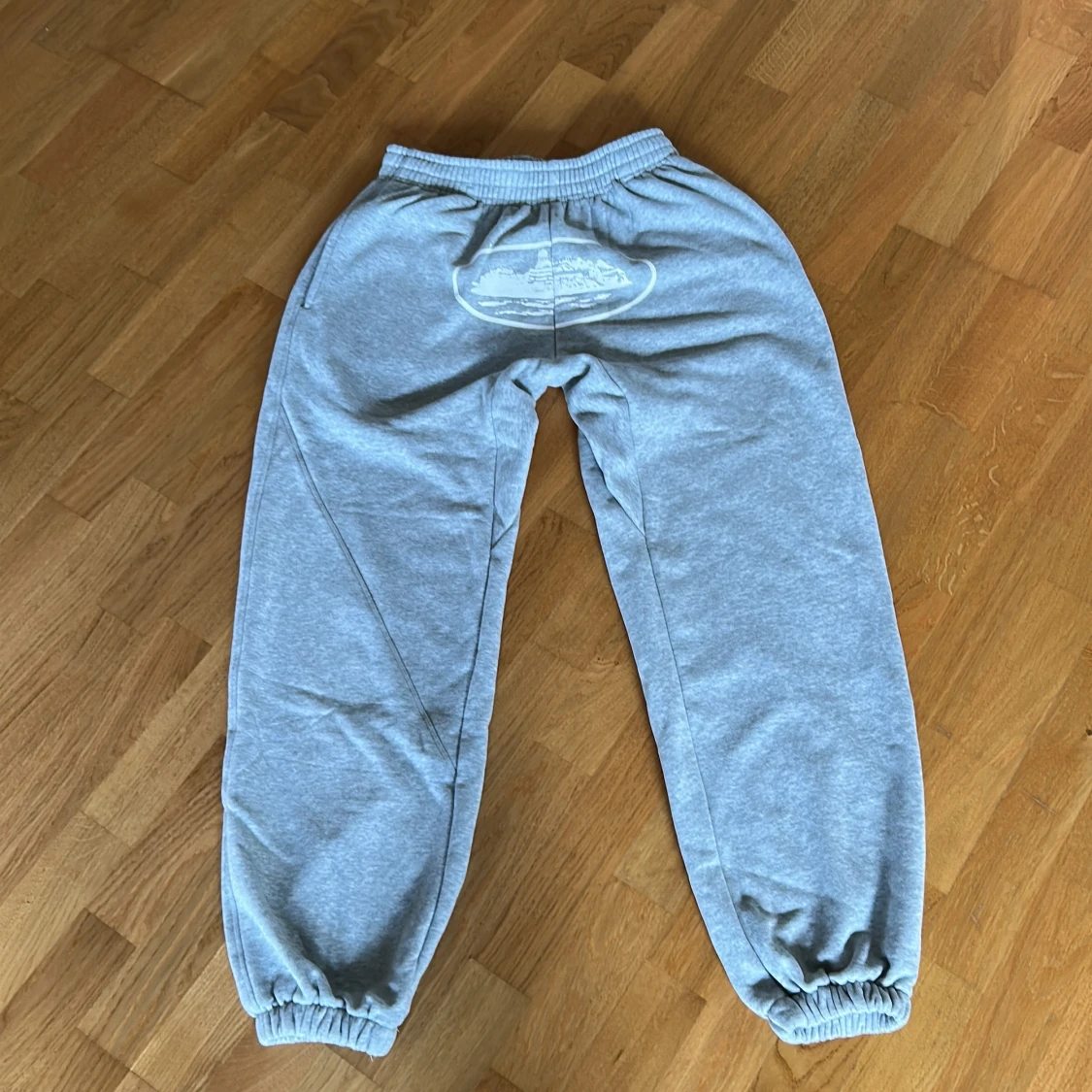 Grå mjukisbyxor från corteiz med tryck, M