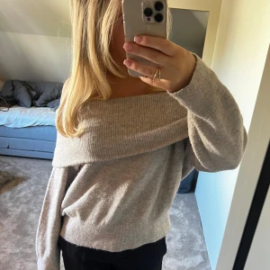 stickad off-shoulder tröja - så söt men använder inte längre. inte noppig! passar S-L