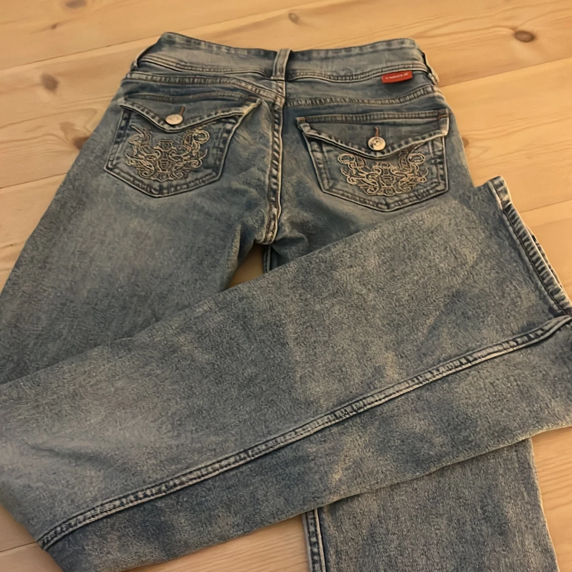 Bootcut jeans med broderi