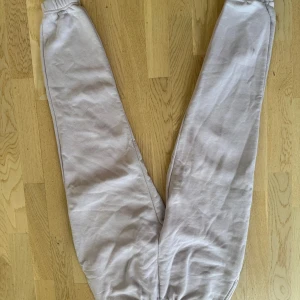 Ljuslila mjukisbyxor från Ginatricot - Säljer ett par ljuslila mjukisbyxor från Ginatricot, Basiclily Basics. Byxorna har resår i midjan och vid bensluten, vilket gör dem extra sköna och avslappnade. Perfekta för chill dagar hemma eller när du vill vara bekväm.