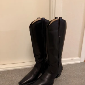 vagabond shoemakers boots - Klassisk western-inspirerad design med högt skaft och dragflikar upptill. 