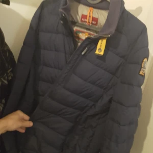 Parajumper umo super lightweight blue - Praktisk Jacka som håller dig varm för hösten och våren. Väldigt stillig. (Vet av tjejer på stan som berömt den) Väldigt bekväm på kroppen Enkel att ha med sig då den inte har stor vikt och lätt att packa om man ska resa. Enkla dragkedjor. Går också att stänga igen kragen med knapp. Nytvättad Användigt ett par gånger men inget som är påtagligt  väl omhändertagen om