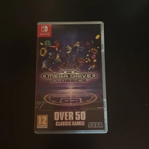 SEGA Mega Drive Classics (Nintendo Switch) - SEGA Mega Drive Classics till Nintendo Switch. Innehåller över 50 klassiska retrospel. Fodral och spelkort i mycket gott skick, inga synliga skador eller slitage. Perfekt för dig som vill återuppleva retrospel på din Switch.