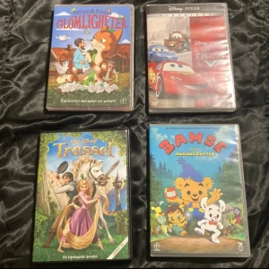 DVD klassiker barn  - Följ med på ett hårresande äventyr med Rapunzel, Flynn Rider och deras vänner! Fylld av humor, action och magi – perfekt för dig som gillar spännande och roliga berättelser.