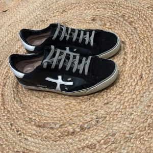 Svarta premiata skor - Säljer ett par riktigt feta och unika Premiata skor i strl: 43. Skorna har synliga tecken på användning men inget som påverkar helhetsintrycket. Priset är inte hugget i sten.