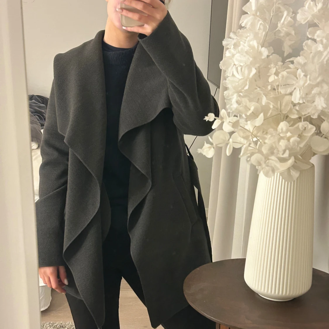 Svart omlottkappa med band - 1