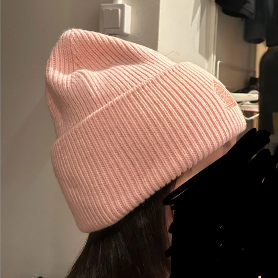 Ljusrosa ribbad mössa - 1