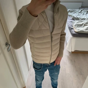 Moncler cardigan  - Fet Moncler cardigan, färgen beige. Perfekt nu till hösten. Storlek M men passar S, skriv vid andra funderingar! 