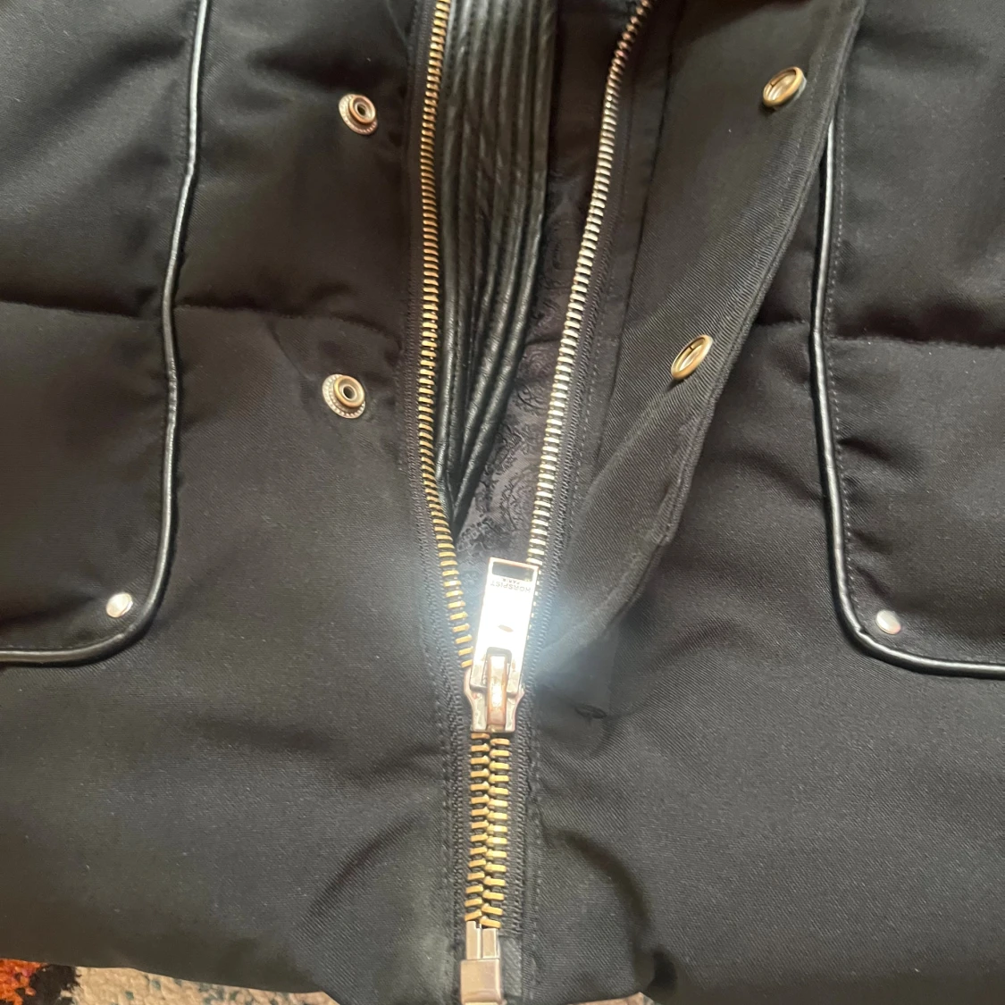 Svart pufferjacka med fuskpäls från Horspist - 4