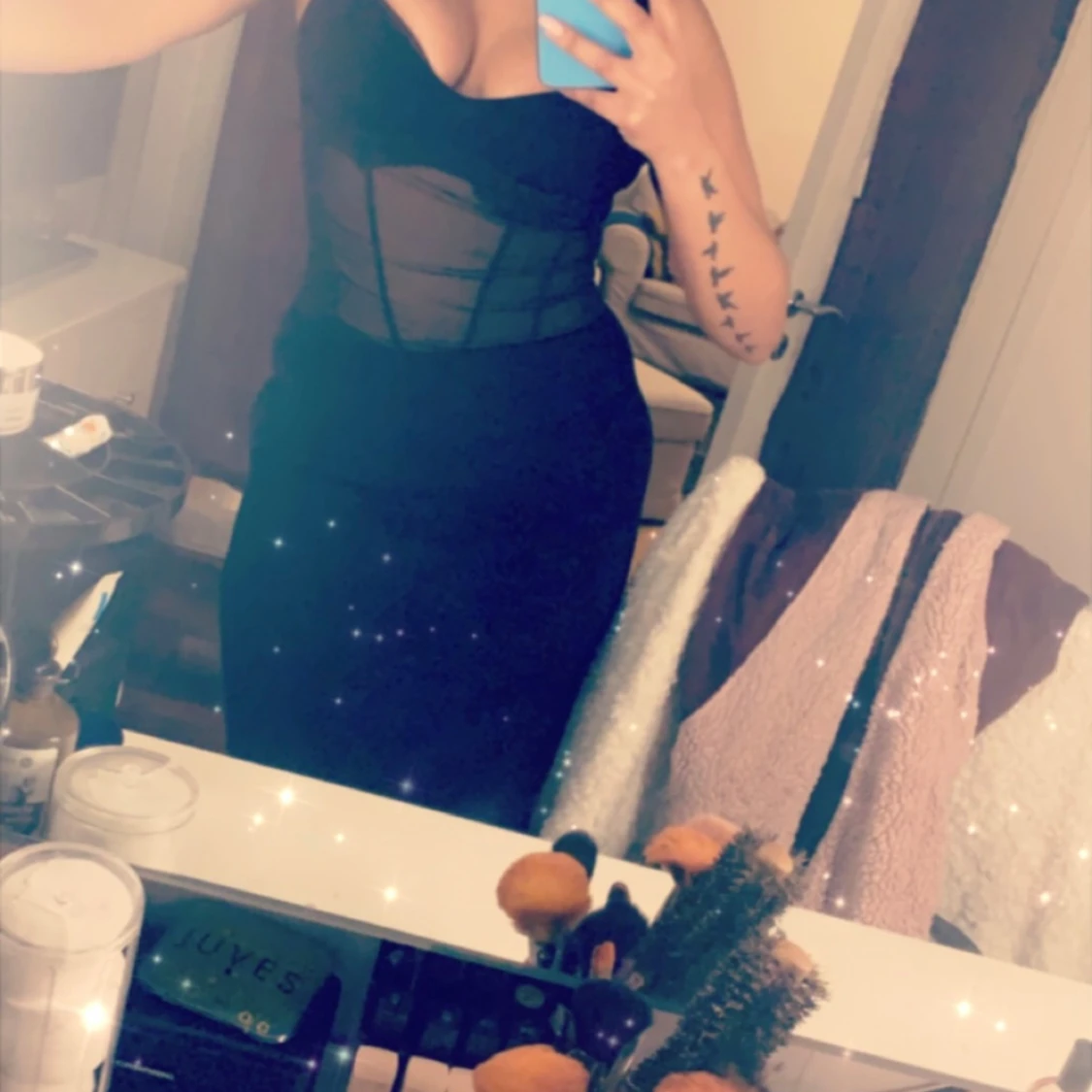 Svart långklänning med meshdetaljer - 1