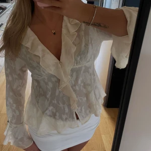 Beige Zara blus med detaljer  - Andvänd max två gånger!