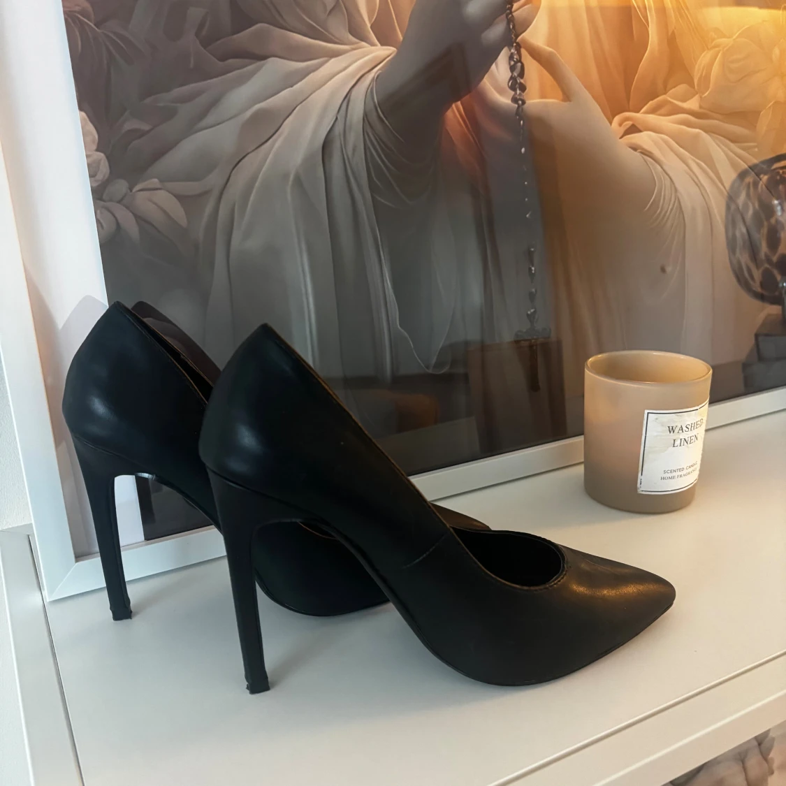 Svarta pumps med spetsig tå