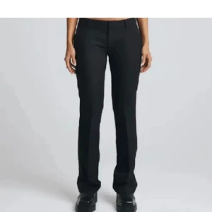 Svarta kostymbyxor - Säljer dessa snygga svarta kostymbyxor från bik bok. De är lågmidjade och med en klassisk design. Köpte dom på plick men säljer då dom var för små. Det har inga defekter och är så gott som nya då den förra ägaren inte heller har använt dom.💕