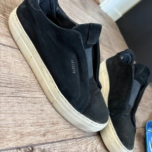 Svarta sneakers från Axel Arigato - Svarta sneakers från Axel Arigato i mocka 