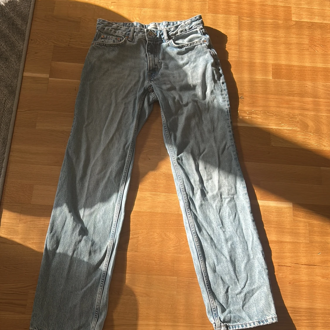 Ljusblå raka jeans från Perfect Jeans Gina Tricot