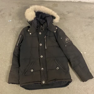 Moose vinterjacka   - En riktigt skön och snygg jacka från Moose Knuckles har använt den nu i snart 1 år men däremot kostar den 5999kr 