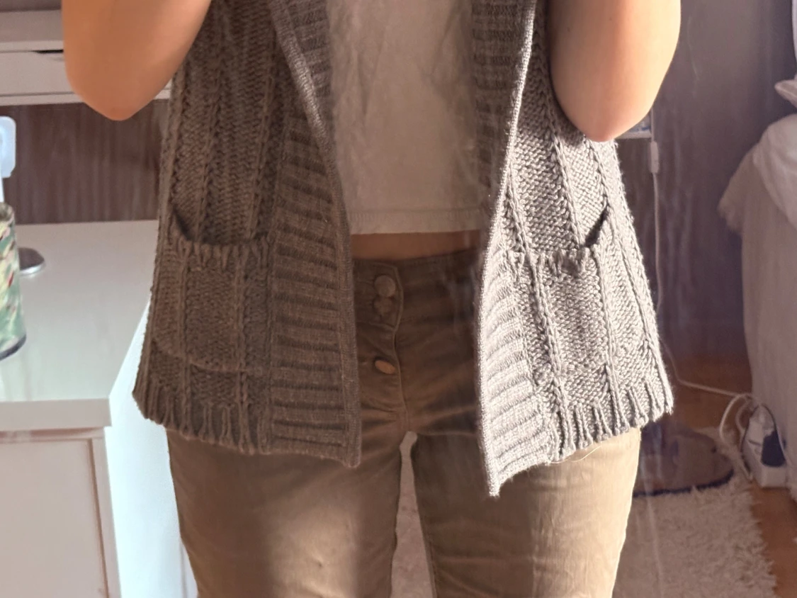 Grå stickad väst med hög krage - 4