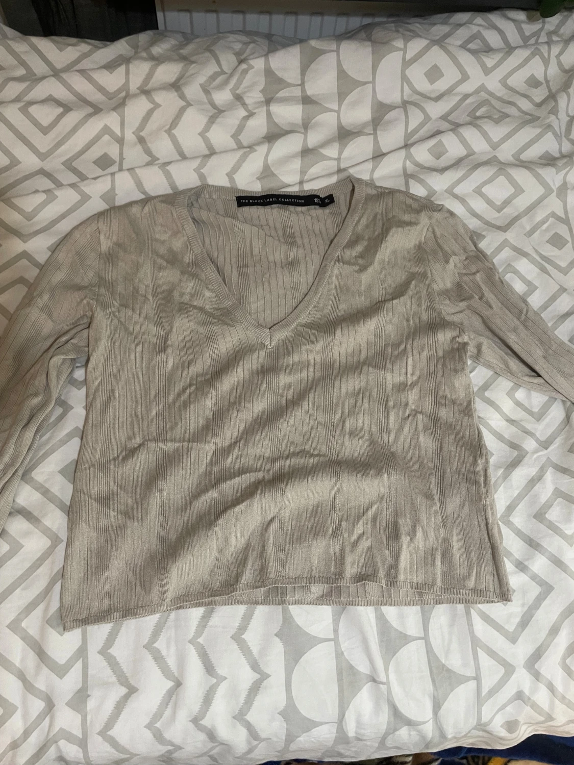 Beige ribbad stickad tröja