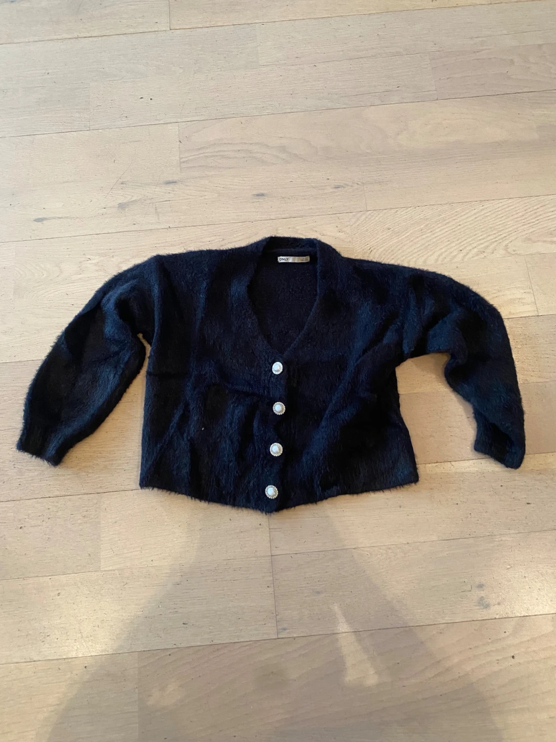 Svart fluffig kofta från ONLY